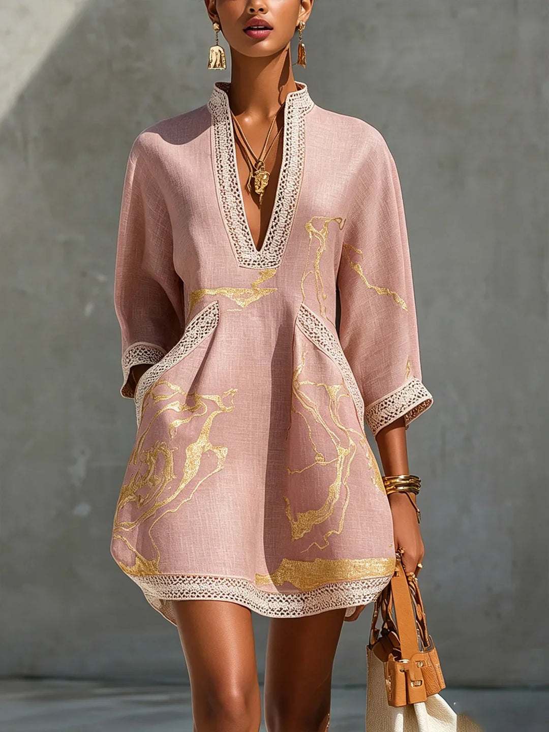 Donatella | Mini-robe noire à imprimé marbre doré et dentelle au crochet