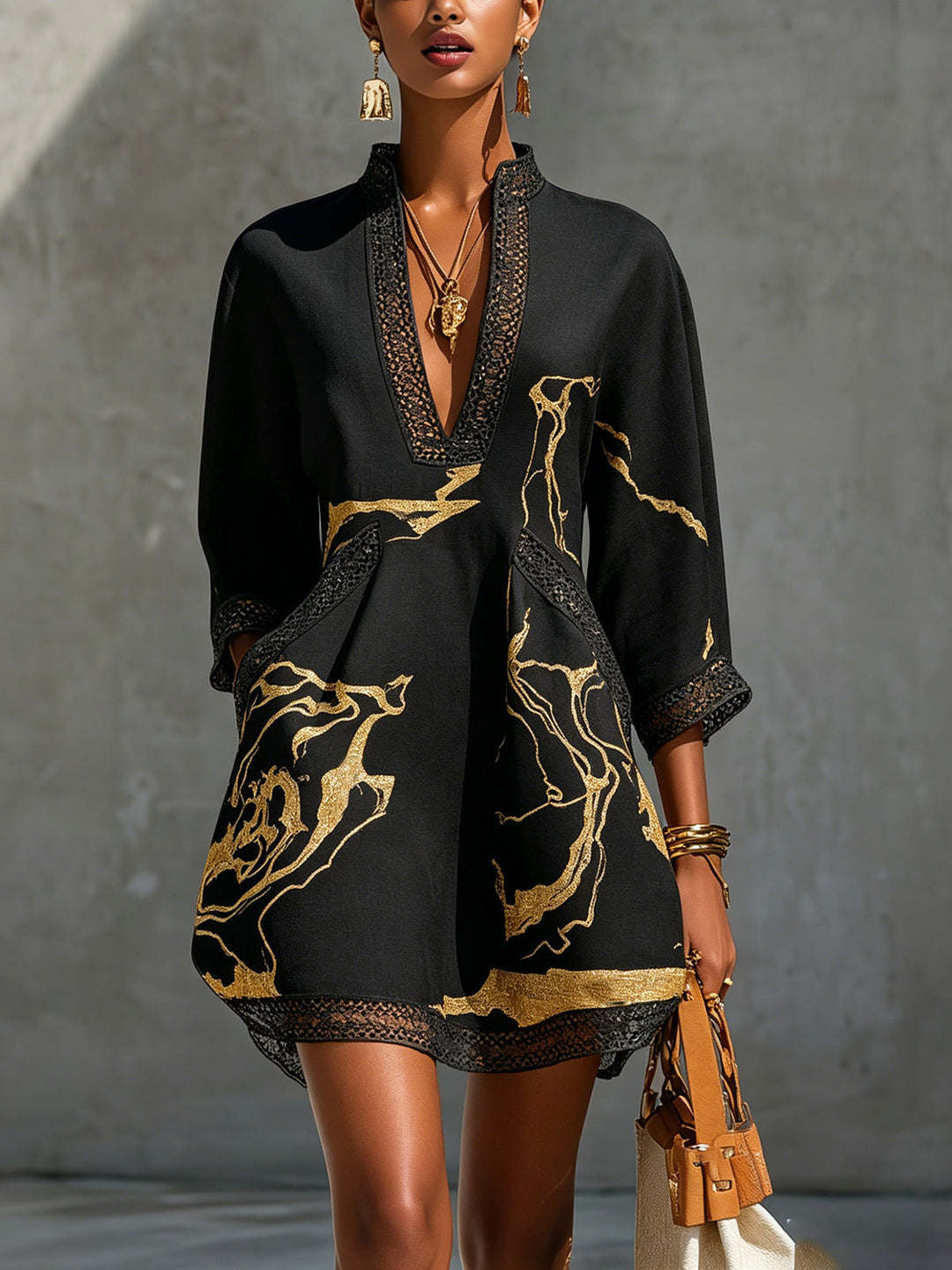 Donatella | Mini-robe noire à imprimé marbre doré et dentelle au crochet